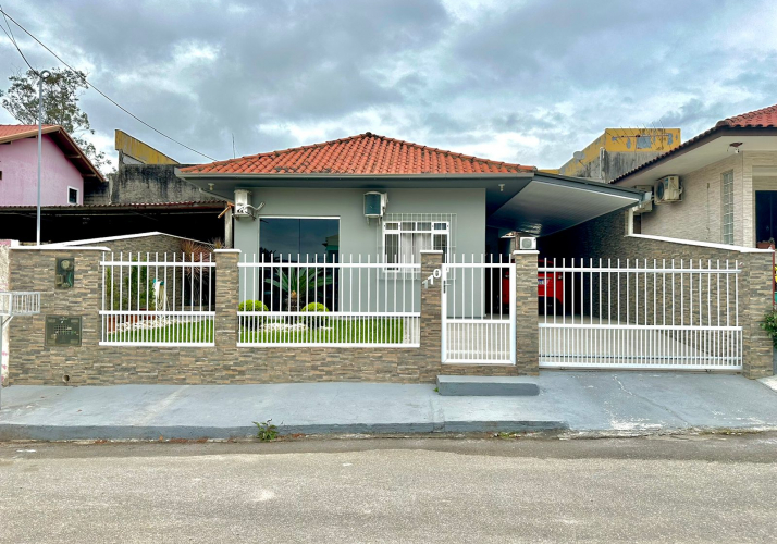 Casa no bairro Forquilhas em São José