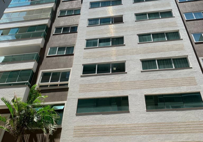 4 Suítes - 50 metros da praia!