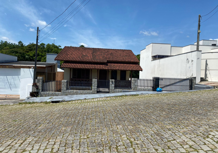 Casa  Jardim Maluche - 3 Quartos - Aceita Permuta com Apartamento