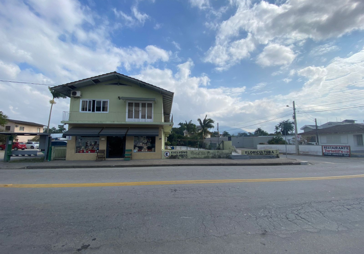 Casa + Sala Comercial a Venda - Brusque