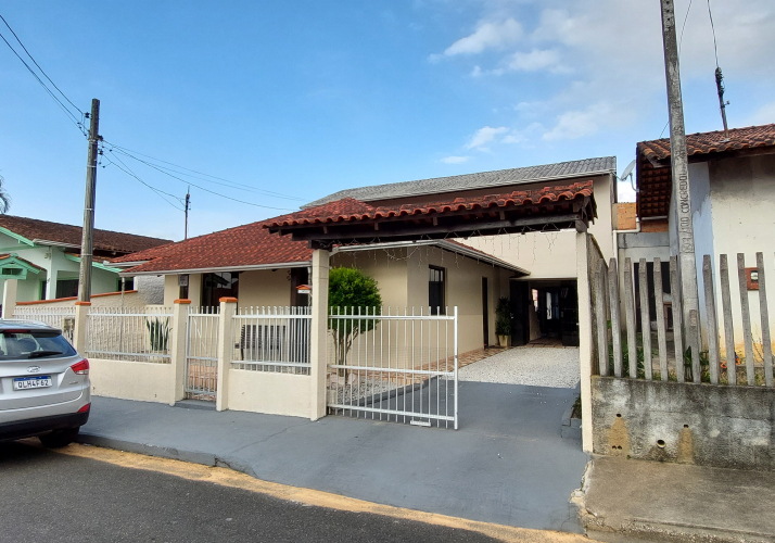Casa a Venda em Brusque - 3 Quartos - Piscina - Aceita Troca