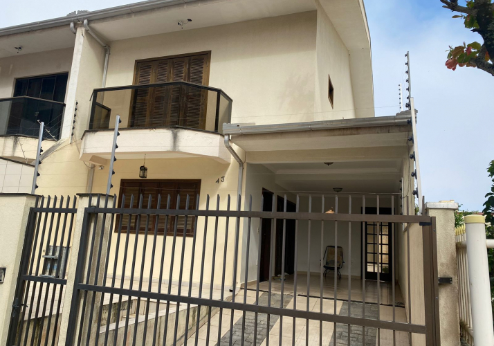 Sobrado no bairro Pereque em Porto Belo