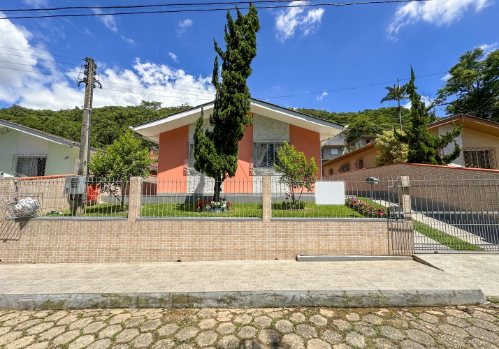 Casa sozinha no terreno no bairro Forquilhinha - São José