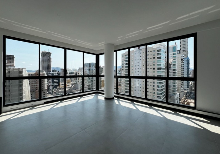 4 Suiítes 3 Vagas na quadra do mar na meia praia;