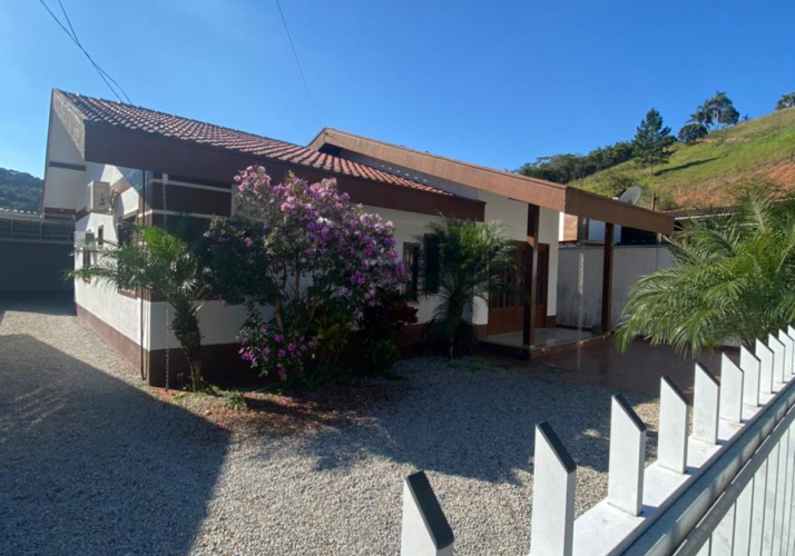 Casa + Edícula a Venda em Brusque - 750 Mil - Aceita Troca - 4 Quartos