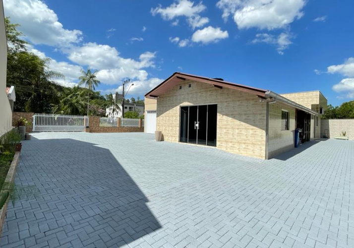 Casa a Venda em Brusque - Área de Festas com Piscina - Edícula