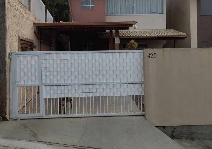Linda casa em rua residencial!
