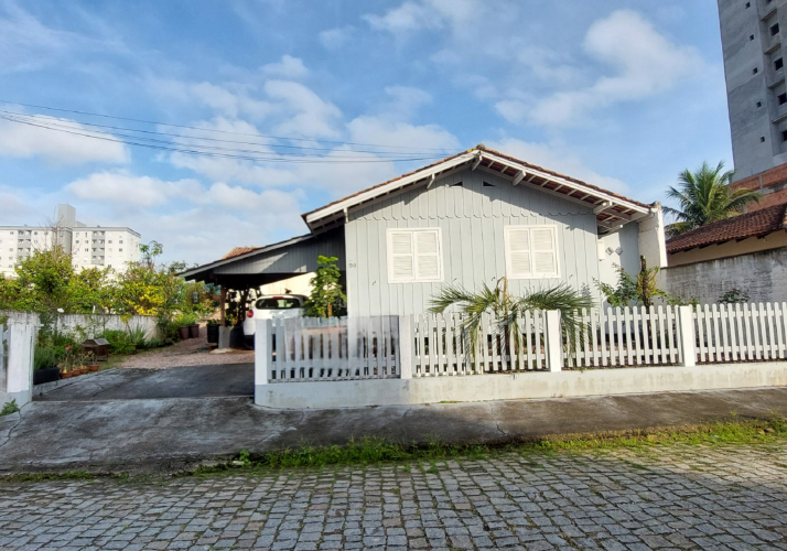 Casa a venda - Brusque - 630 Mil - 2 Moradias no Terreno