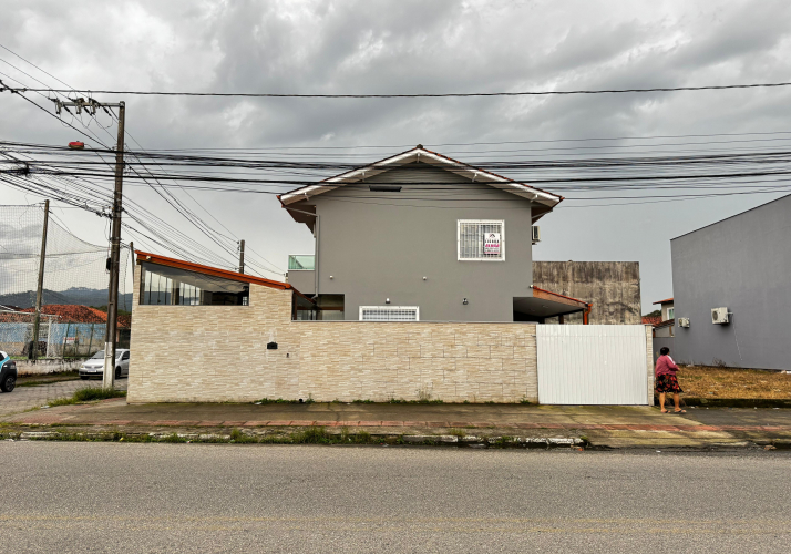 Sobrado no bairro Forquilhas em São José
