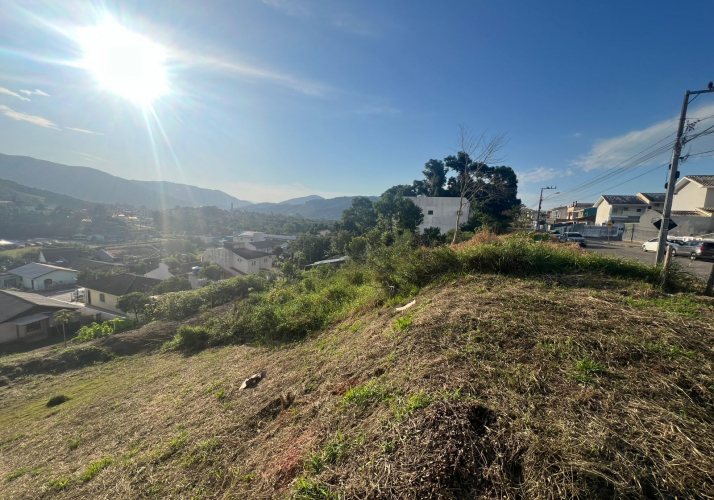 Terreno no bairro Forquilhas em São José