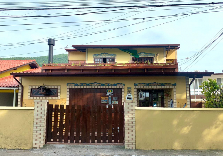 Sobrado a 200 metros da praia!