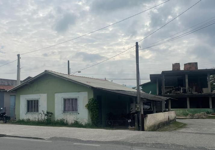 Pequena casa em ponto comercial