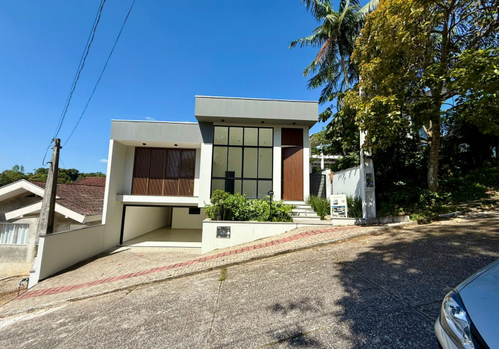 Quer Comprar Casa - Casa a Venda em Brusque - 3 Quartos - Prox. Centro