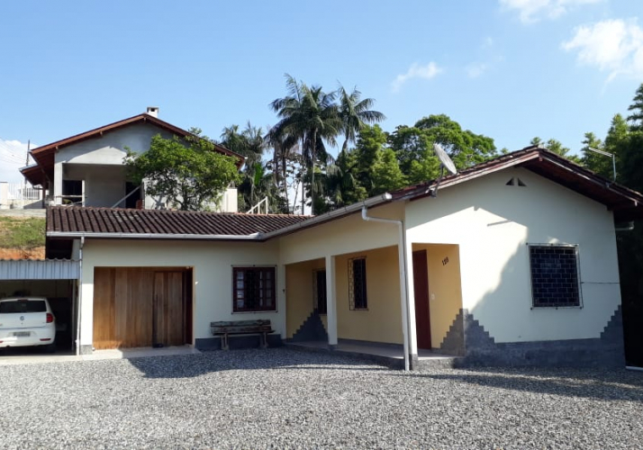 Casa a Venda  no Centro de Guabiruba - 3 Quartos - 800 Mil