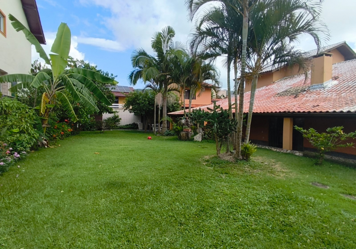Casa com 6 dormitórios, piscina e amplo jardim em Açores.