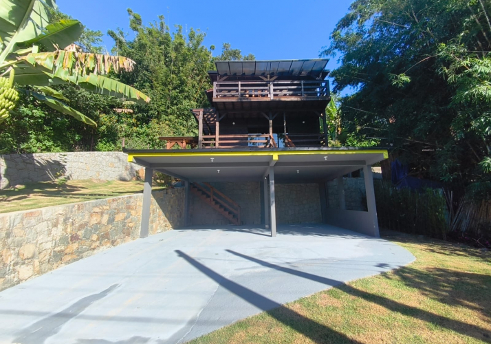 Casa Entre a praia da Armação  e Lagoa do Peri
