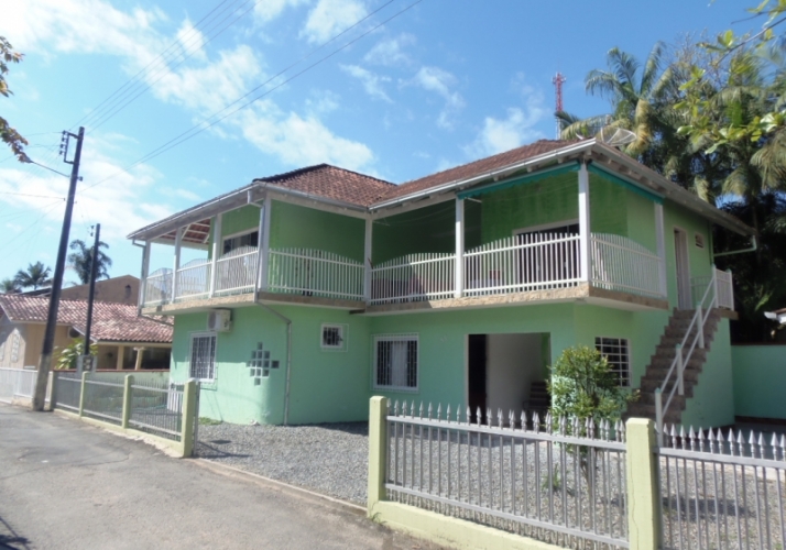 Quer Comprar Casa em Brusque ?  Temos esta opção a Venda - com 4 Quartos - 3,5 Km do Centro